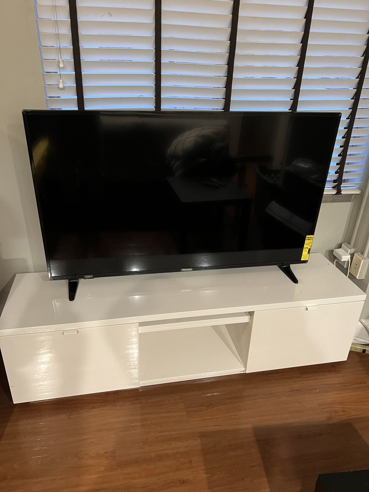 White Cabinet + Pioneer TV 55” 4K