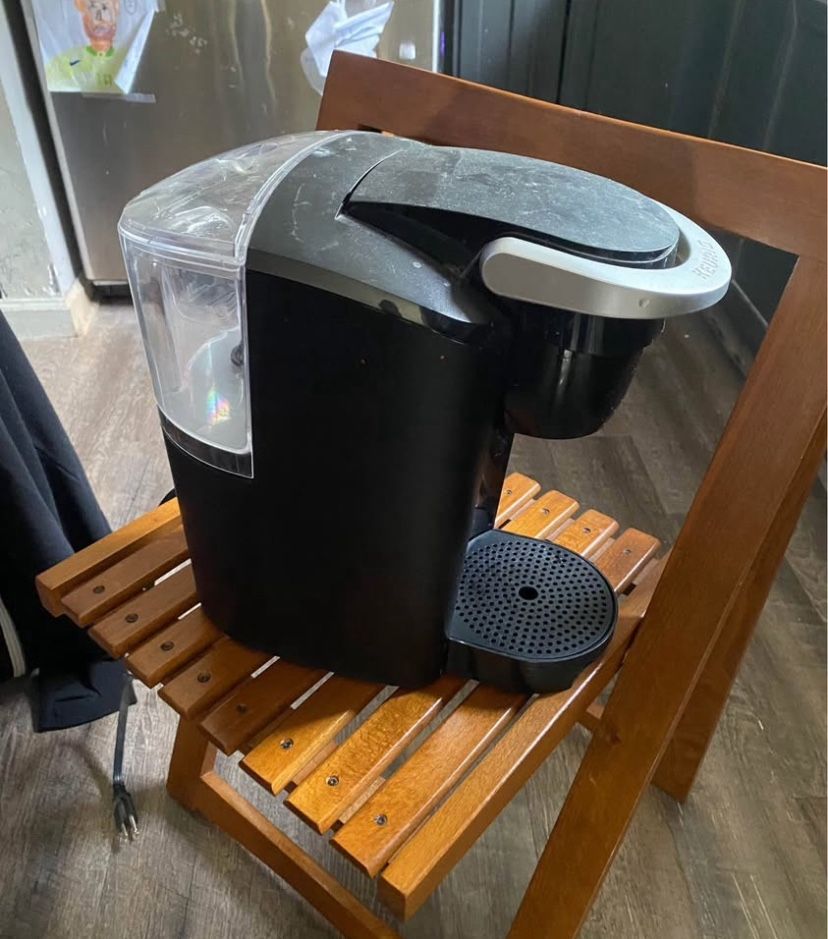 Used Keurig. Fully functional just neeiids to be cleaned as it was up in a cabinet for 3 years.