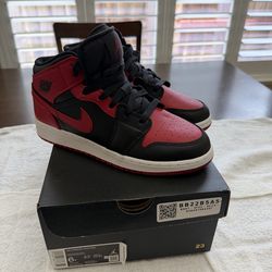 Jordan 1 mid Size 6 Youth - Brand New with Box