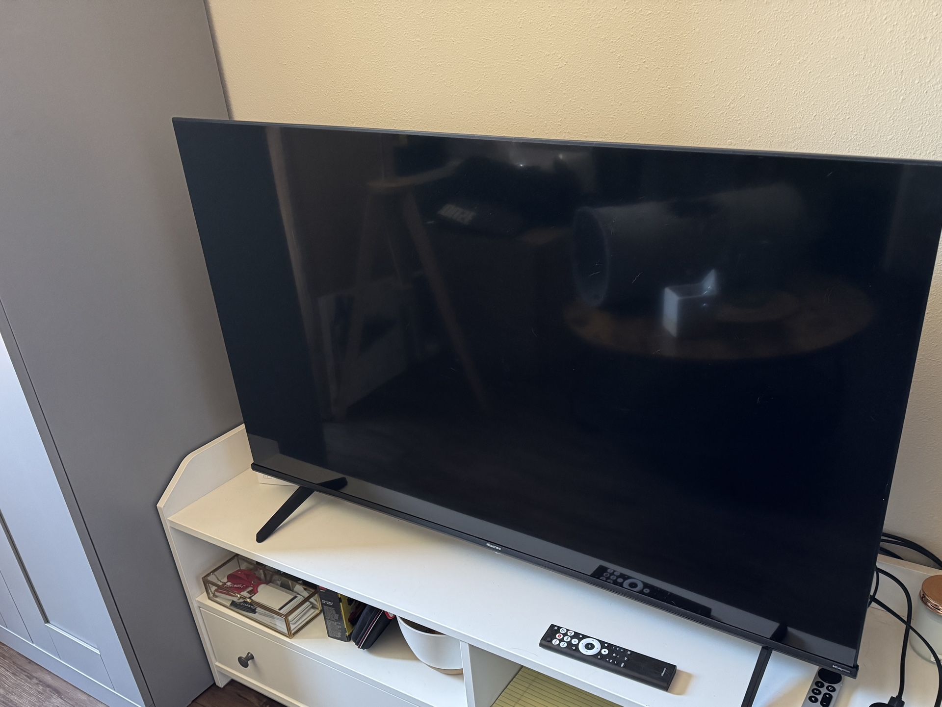 50” Hisense 4K Smart TV + White TV Cabinet with Storage 