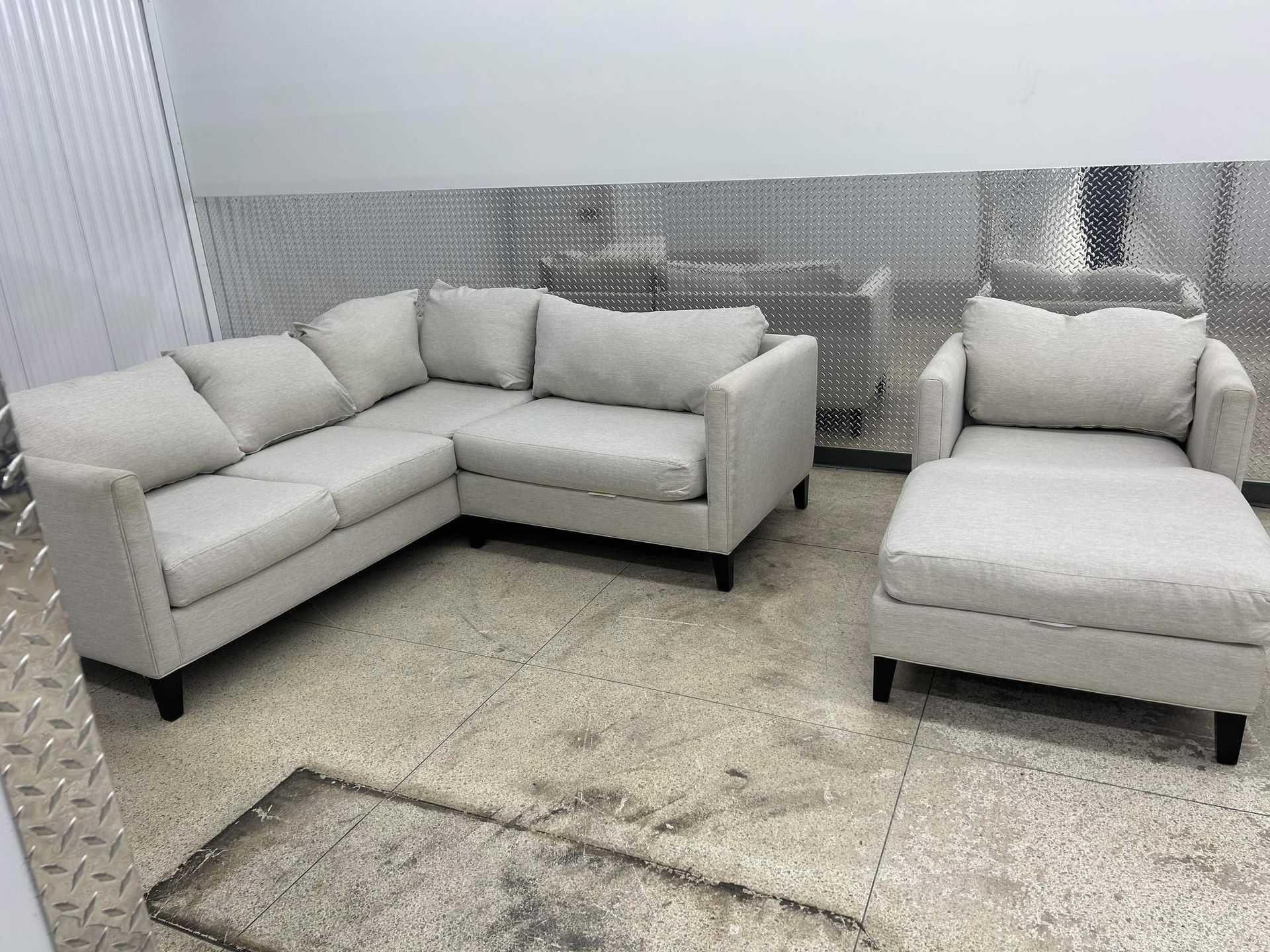 FREE DELIVERY- LIGHT GRAY SECTIONAL W CHAISE 