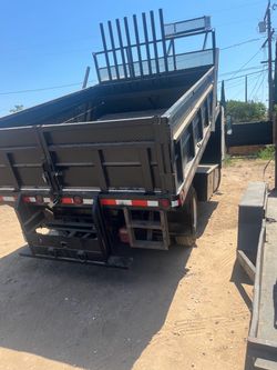 Se comparte yarda para parquear trokes de trabajo