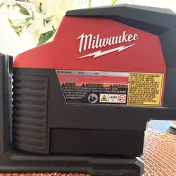 Milwaukee M12 12-Volt Lithium-Ion Cordless Green 125 ft.Cross Line and Plumb Points Laser Level