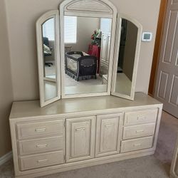 Queen Bedroom Furniture Set
