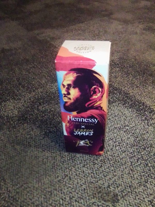COLLECTABLE EMPTY LIMITED EDITION HENNESSY - LEBRON. JAMES DECANTER