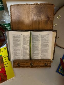 BibRustic Wood and Rope Book Stand or table