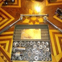 3/8" SOCKETS & 1/2" MIXED ,2 RATCHET'S, 1 EXTENSION, FULL BOX OF 3/8" &1/2" NICE!