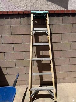 6-foot fiberglass step ladder