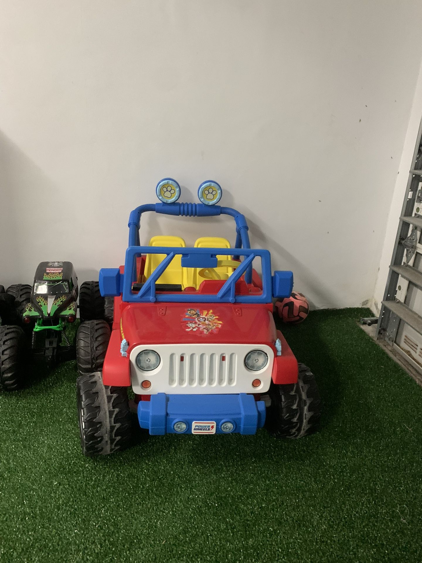 Power Wheels Ride-On Toy PAW Patrol Mighty Movie Jeep Wrangler