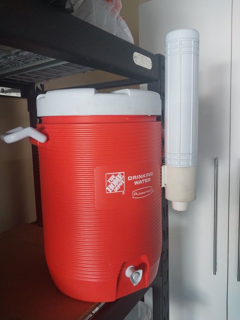 BEVERAGE DISPENSER RUBBERMAID GOOD QUALITY BRAND IN EXCELLENT CONDITION WITH CUP HOLDER AND SOME EXTRA PAPER CUPS