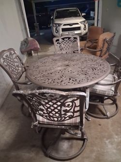 Mesa Para patio en buenas condiciones