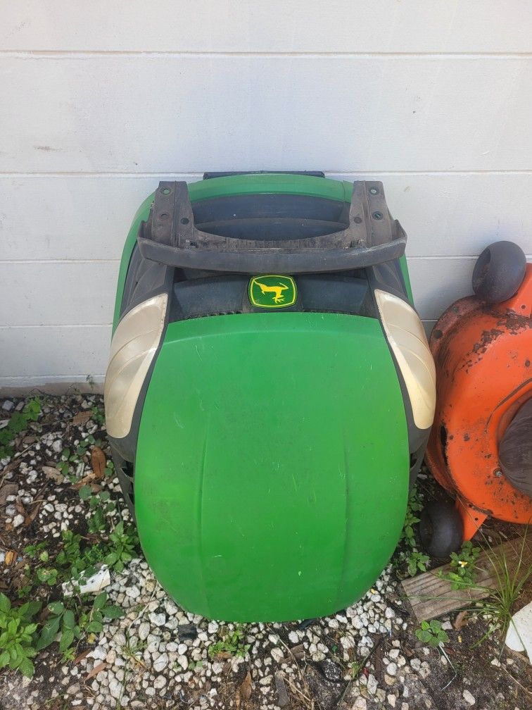 ((READ AD))((Boken))((HOOD D--SERIES Johndeere)) Riding Mower
