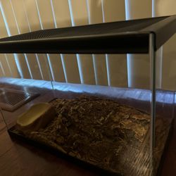 Like New 10 Gallon Tank With Lid For Reptile 
