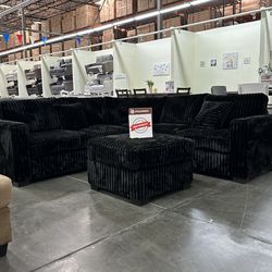 Corduroy sectional  4 pc sectional  Color black  New in a box   Seccional de 4 Piezas  Color negro  Nuevos en Caja  Entregamos a domicilio