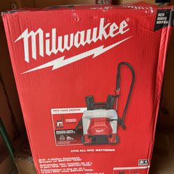 Milwaukee M18 18V 4 Gal. Cordless Battery Powered Backpack Pesticide Sprayer w/Switch Tank Interchangeable Capability (Tool-Only)