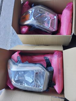 2015 Toyota Tundra Headlights