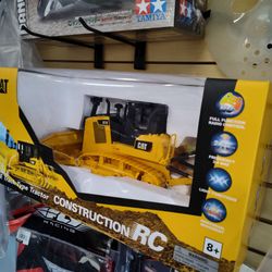 CAT D7E RC Construction Track-Type Tractor ready to run including remote battery and a charger