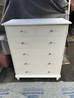 HIGH-QUALITY LIKE NEW WOODEN DRESSER CAN’T DELIVER LOCAL IF NEEDED