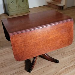 Drop-leaf Formal Dining Table In Mahogany Wood