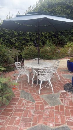 Vintage cast iron Victorian pattern patio table with 4 chairs all rod iron