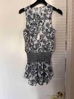 Lace Up Blouse Size 6 No Sleeve  Daisy Flowers 