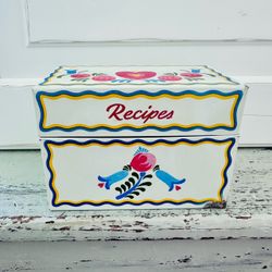 Vintage metal tin recipe box With 12 unused recipe cards