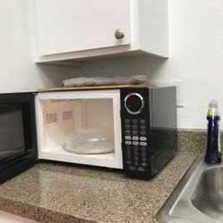 Insignia™ - 0.9 Cu. Ft. Compact Microwave
