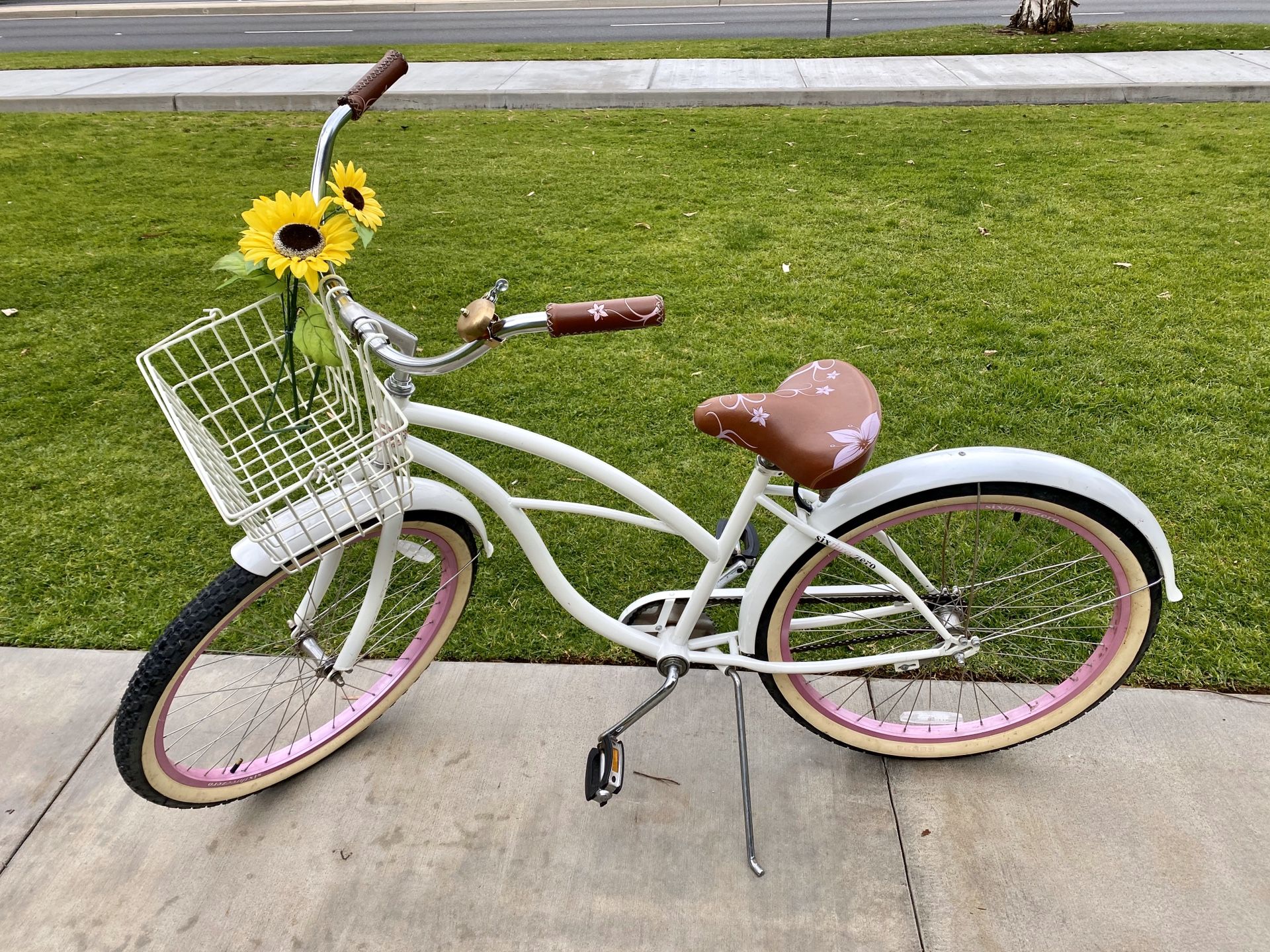 SixThreeZero White/Pink Beach Cruiser Bike