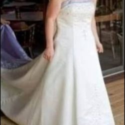 Selling this brand New with tags Alfred DiAngelo wedding dress