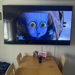 85 In Onn Roku Tv / $450 Must Pick Up !! 