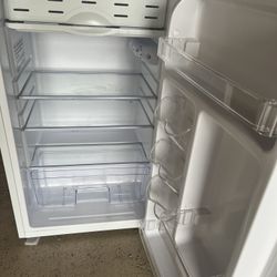 Magic Chef 3.3 Cu Ft Magic Chef Refrigerator USED ONLY 6 Months!!