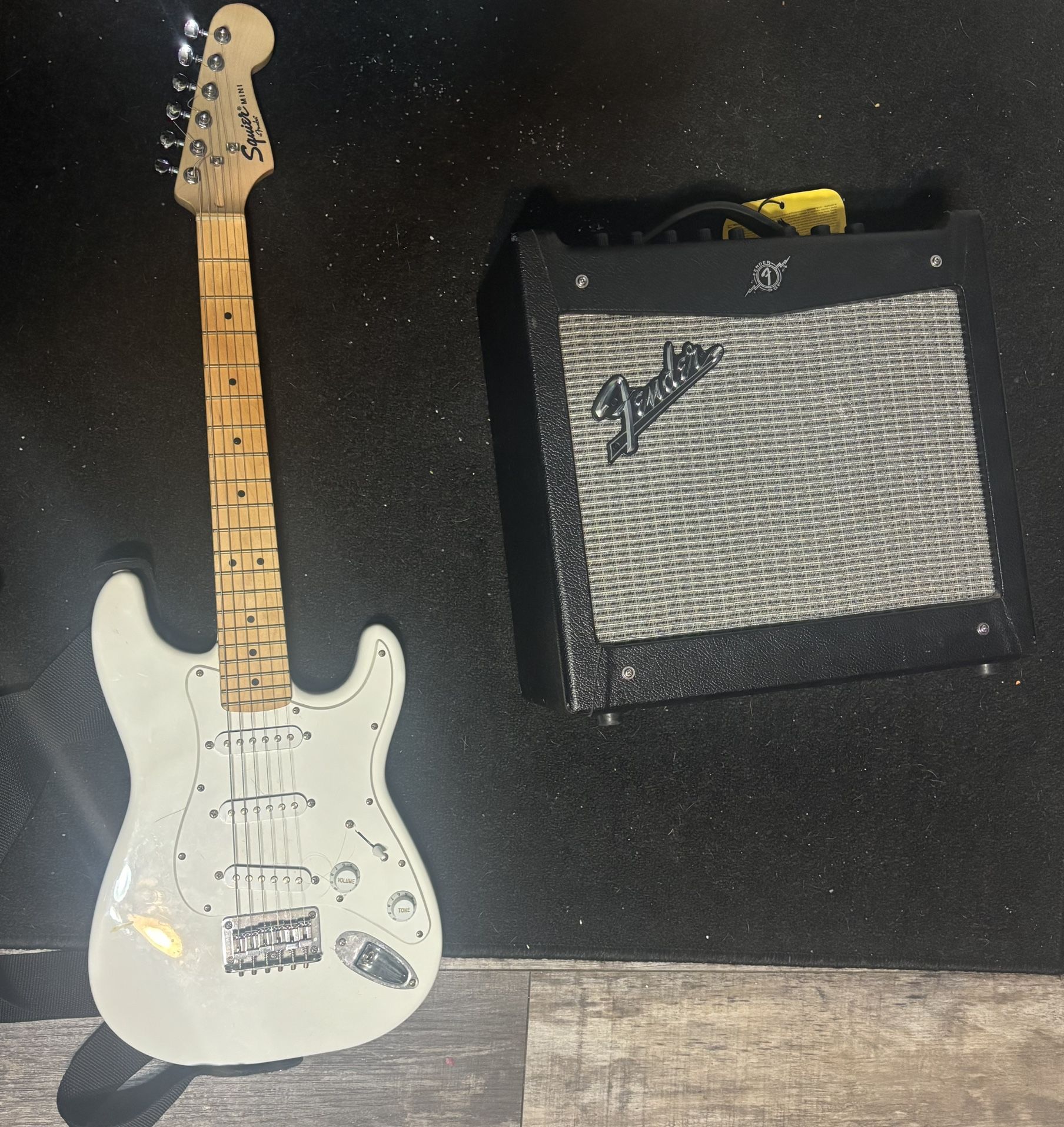 Gutair Fender Mini Fender Mustang V2 Amp