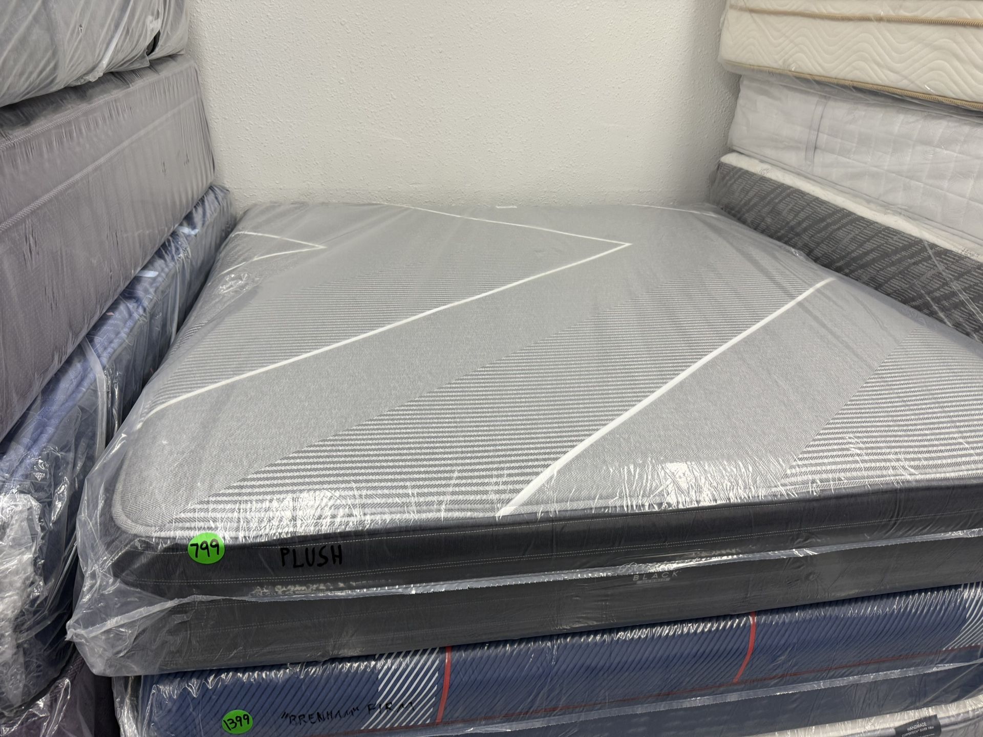 KING SIZE SIMMONS BEAUTYREST BLACK HYBRID (PLUSH) MATTRESS & BOX SPRINGS BED SET