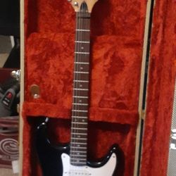 2 ELECTRIC GUITARS WITH HARD SHELL CASES $100 EACH OR BOTH FOR $150 CLICK ON PICTURE YOU WILL GET FULL PICTURE SIZE 