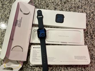 Apple Watch SE 3 GPS, 44mm Midnight Aluminum Case with Midnight Sport Band - M/L Brand NEW