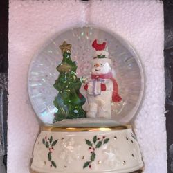 Lenox “Happy Holly Days” Snow Globe – 5” – New in Box  ⸻  DESCRIPTION (OfferUp):  Beautiful Lenox “Happy Holly Days” 5-inch Snow Globe in new conditio