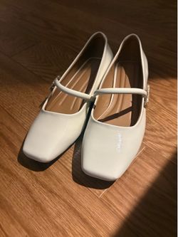 women’s White flats