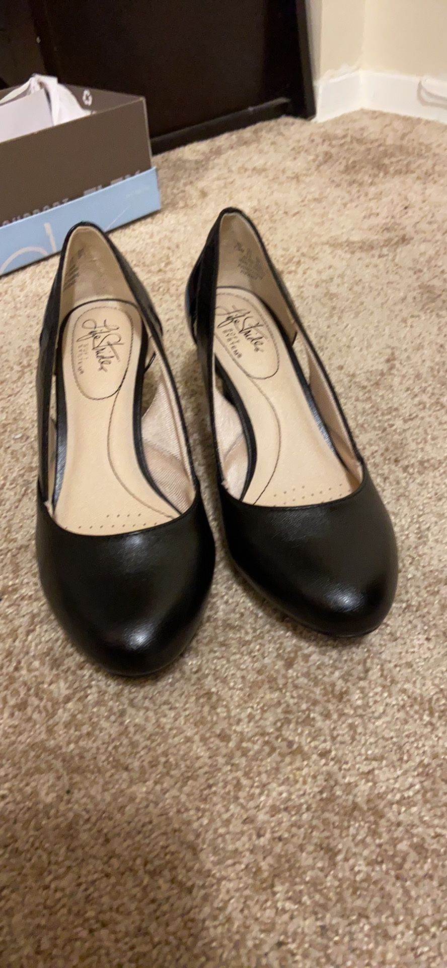 Size 7.5 pumps low heel very comfortable $25