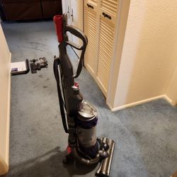 DYSON ANIMAL DC25 ANIMAL WITH FIVE ATTACHMENTS AND ORIGINAL MANUEL. It  .