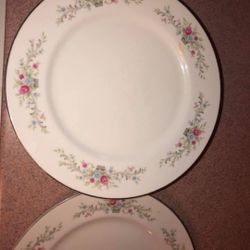 Fantasia fine China Japan
7 dinner plants -2 with chips & 1 salad plate with chip 

Pick up in Harlingen near Walmart.
Antiques, Telephones & Flags
