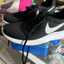 Nike Tanjun Women sz 9