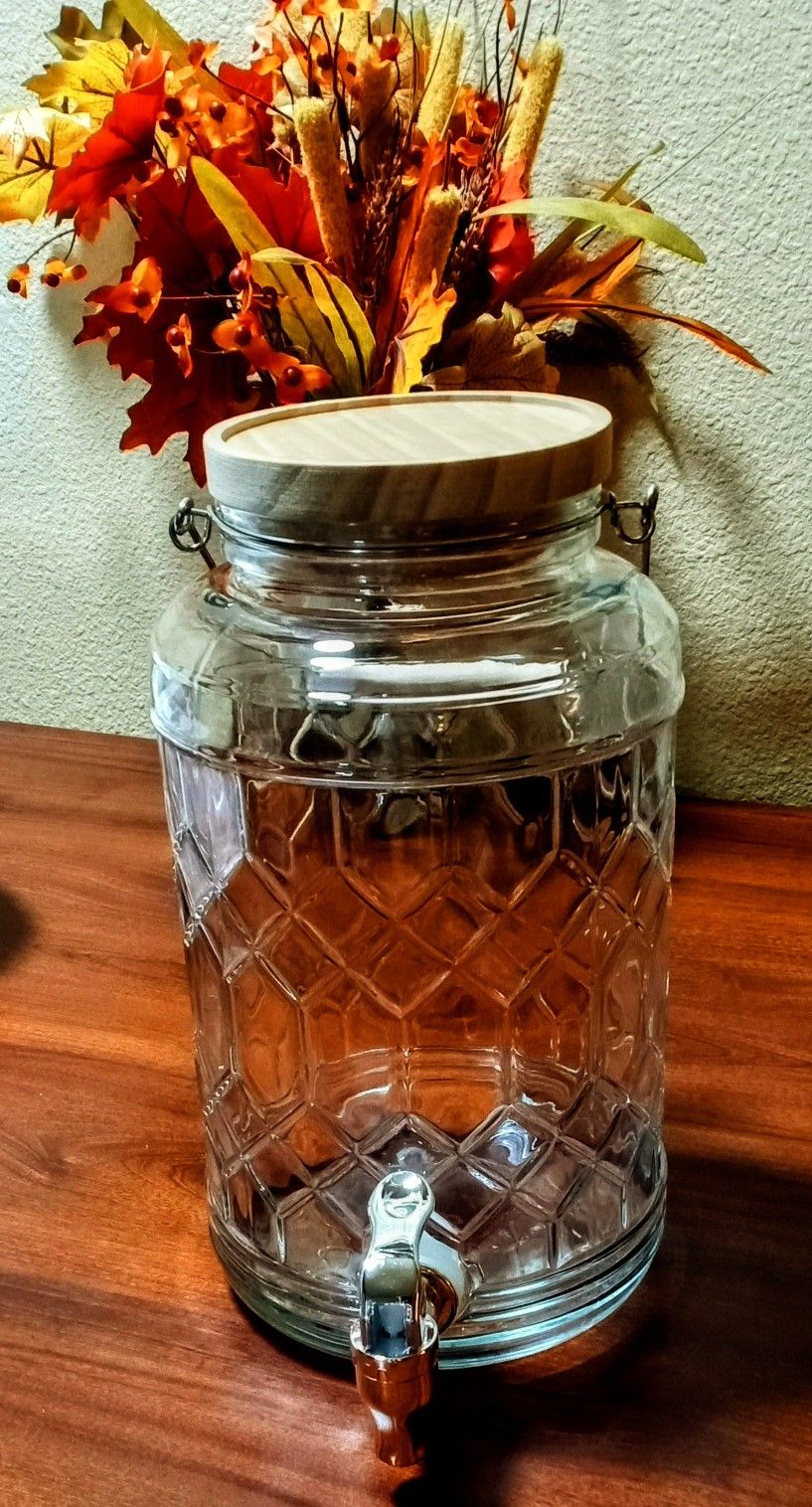Duvall Glass Dispenser With Wooden Handle And Lid And Holds 4.5 Quartz Of Your Favorite Drink 🌺!!!