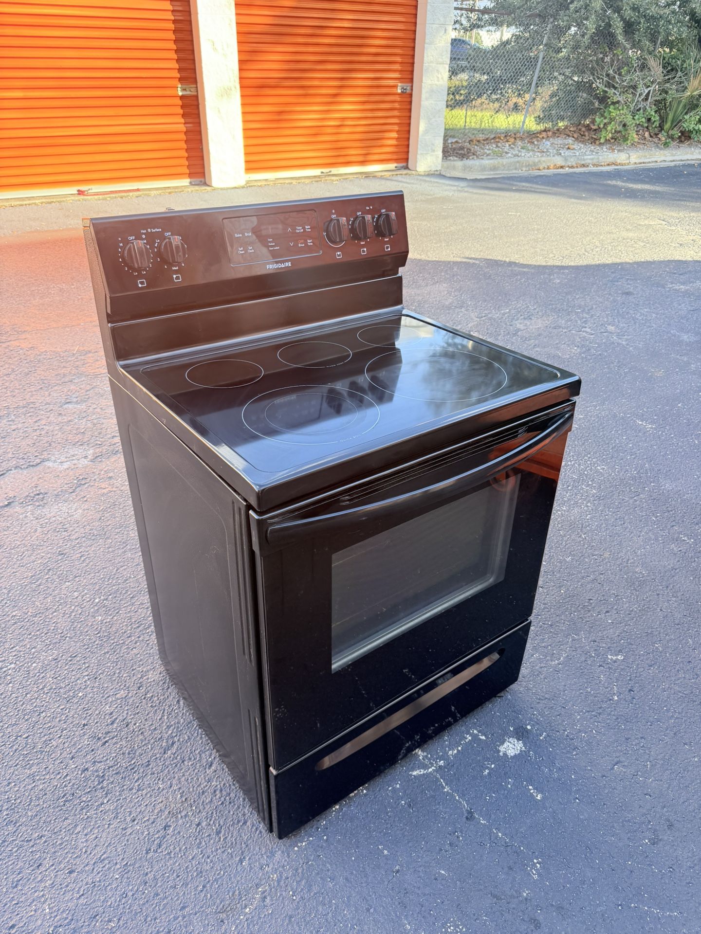 Frigidaire 30 Inch Wide Free Standing Electric Range with Quick Boil and Warm Zone