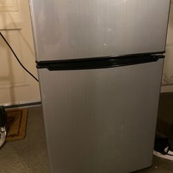 Whirlpool 3.1 cu ft Mini Fridge Refrigerator Stainless Steel WH31S1E