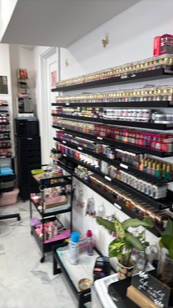 V’s Nail Studio