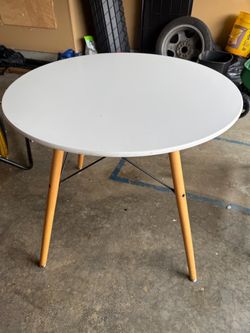 Round White table