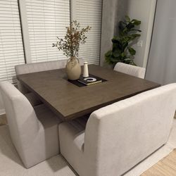 Dining Table With Rug And Decorations 