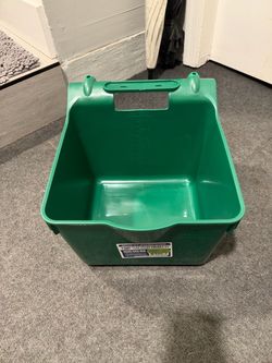 Feed bucket horse livestock , grain feeder holder 14 quarts