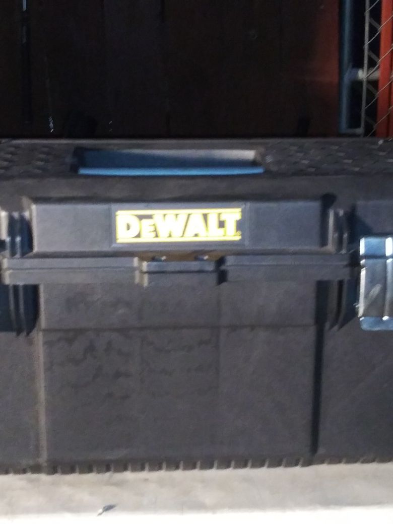 DeWalt rolling tool box
