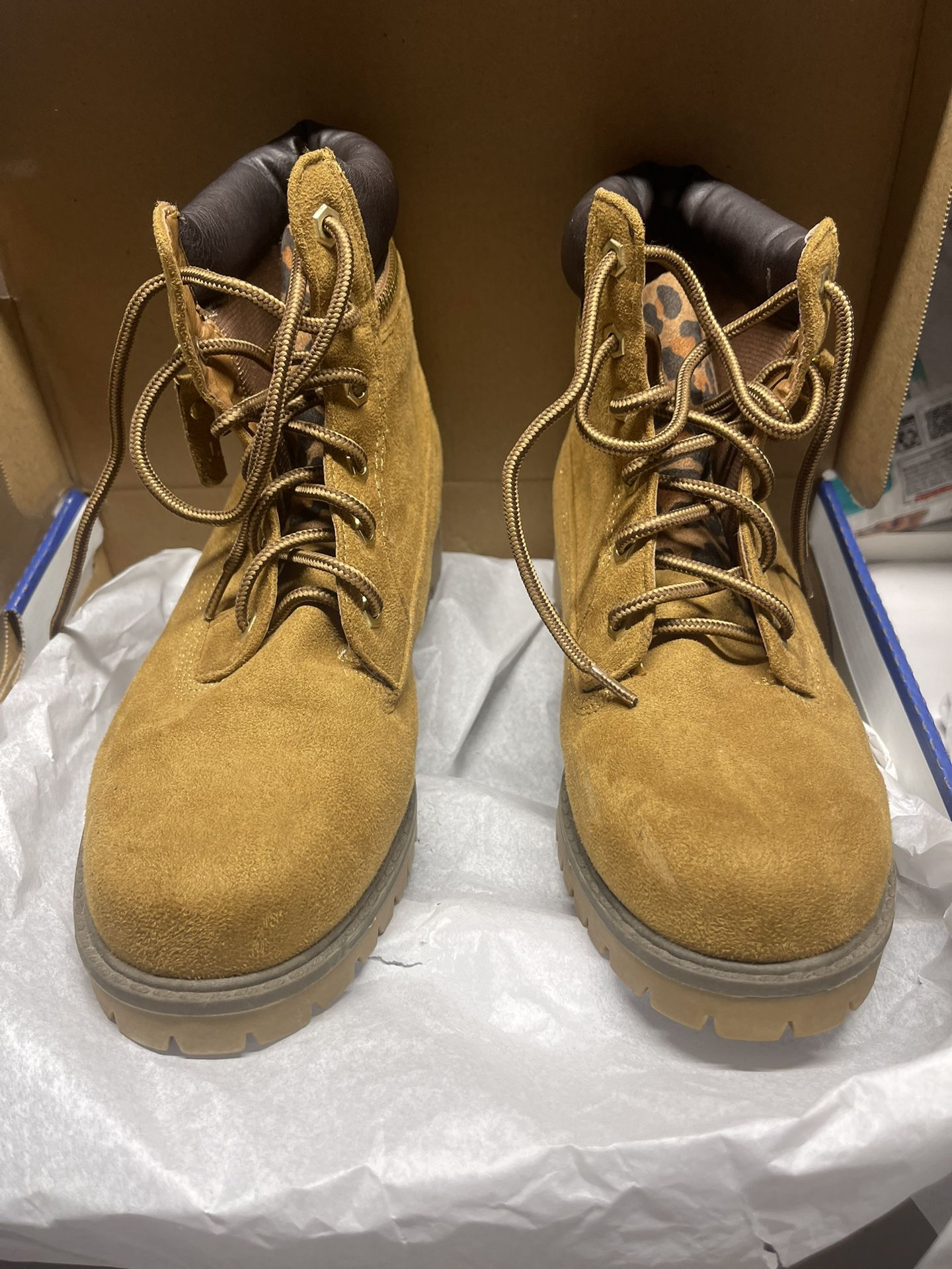 $10 - Size 8.5 Women’s Boot